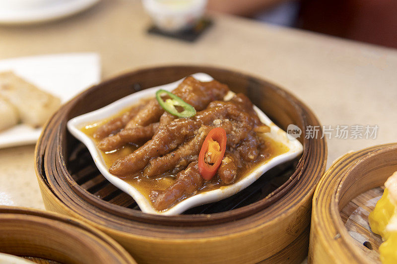 广东dum sum餐厅的名字叫Chicken feet in soy sauce